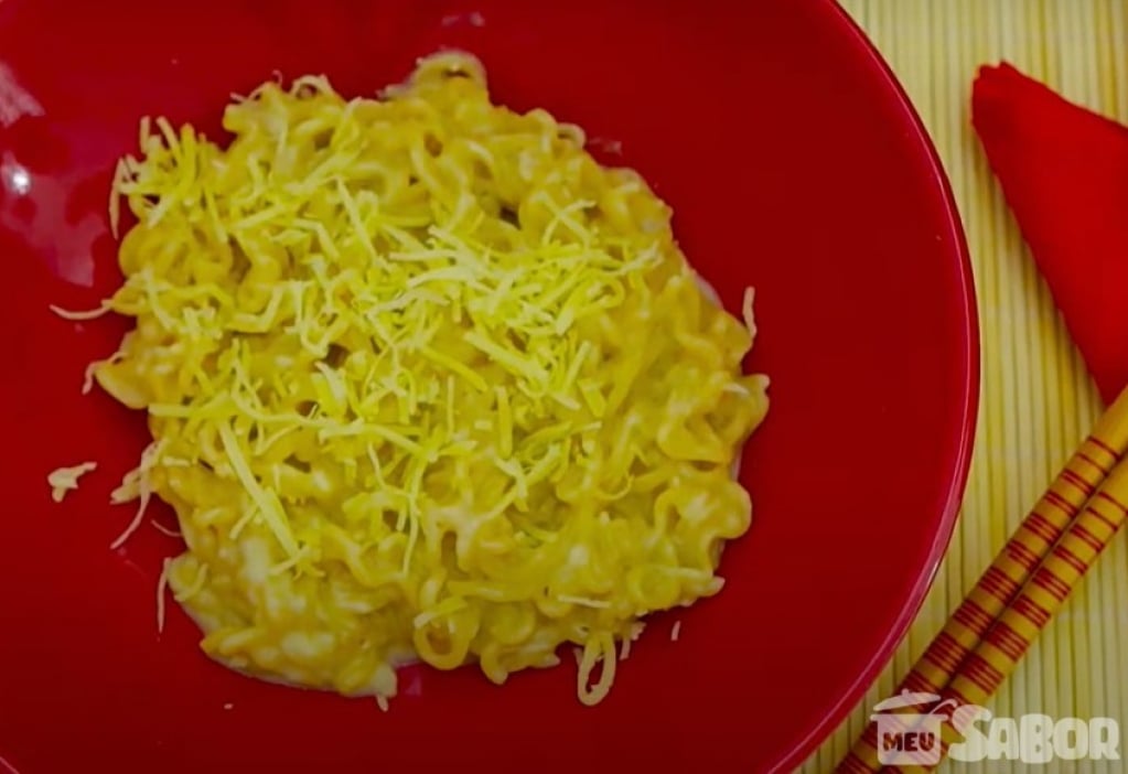 Comida rápida e gostosa Macarrão cremoso com queijo