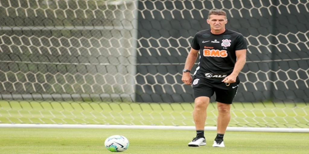 Mancini comanda treino técnico e tático do Corinthians