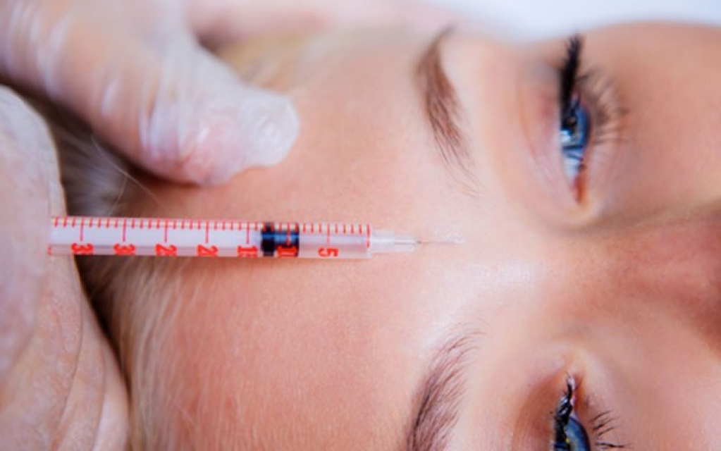 Vacina da Moderna: especialista explica riscos de quem tem preenchimento e botox