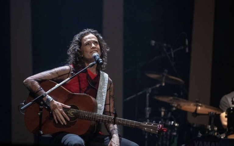 Zélia Duncan questiona apoio de padres famosos ao arcebispo acusado de assédio