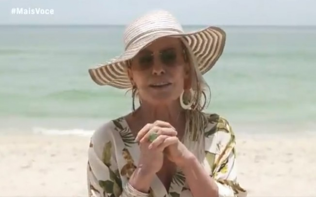 Ana Maria apresenta programa na praia sem máscara e reclama de aglomeração Ana Maria apresenta programa na praia sem máscara e reclama de aglomeração