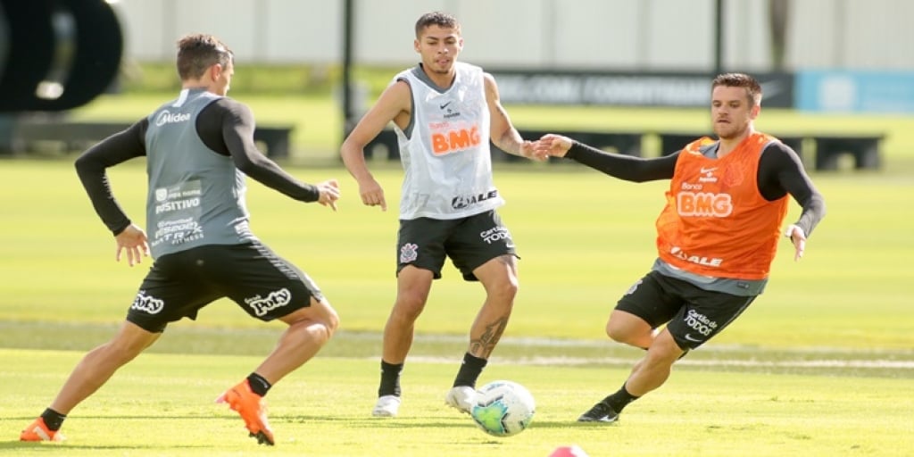 De olho no Fluminense, Timão faz treino de posse de bola e finalizações