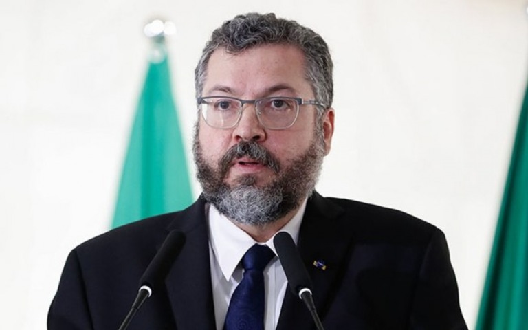 Ernesto Araujo questiona se houve "infiltrados" em invasão ao Congresso nos EUA