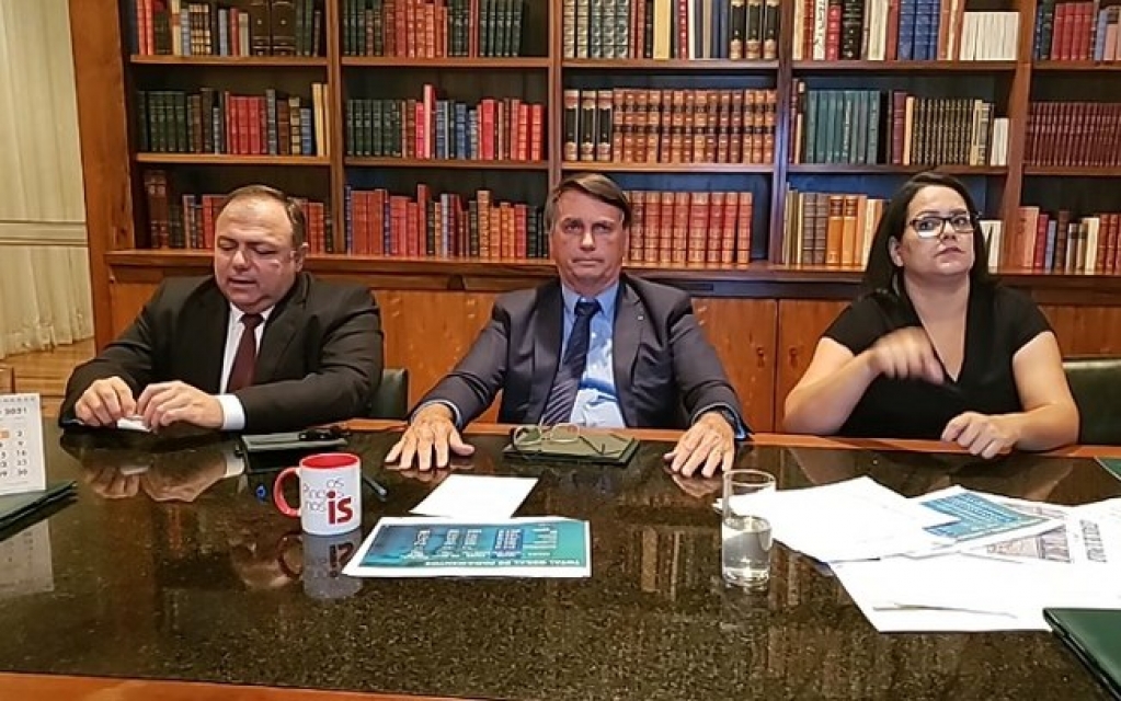 Bolsonaro volta a defender cloroquina e diz que exercício e sol evitam Covid-19