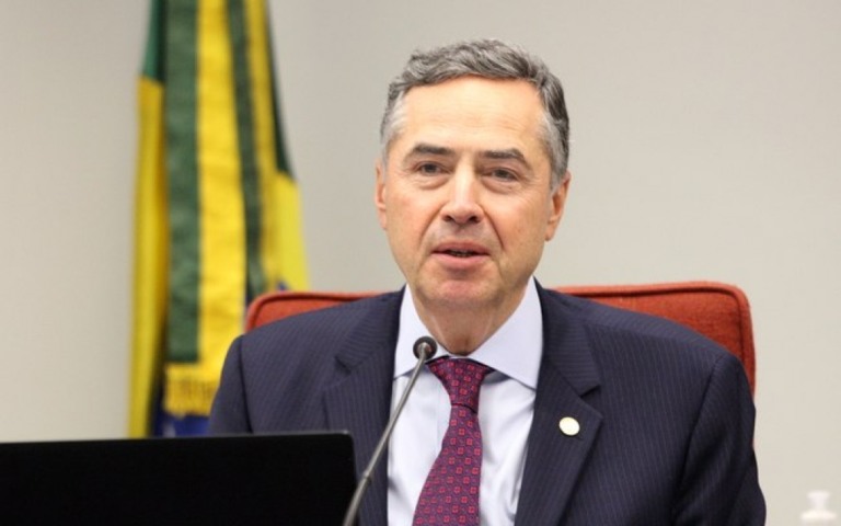 Barroso critica Bolsonaro por fala sobre 2022: "Não deve fazer aceno a desordem"