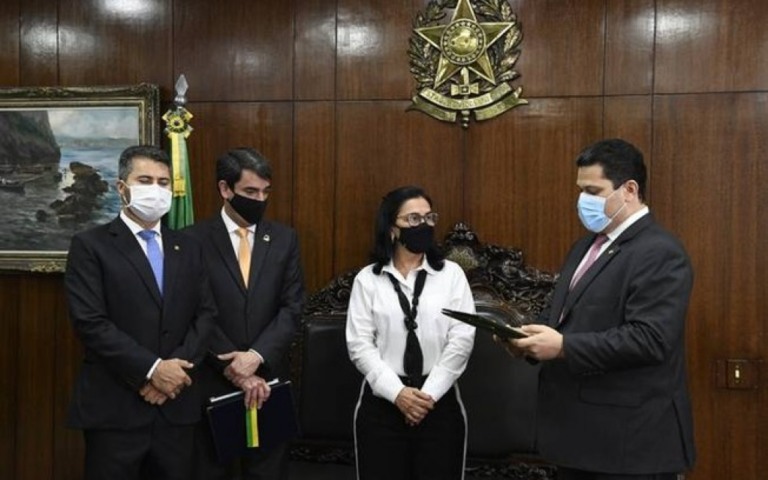 Senadora‌ ‌pode‌ ‌receber‌ ‌‌R$‌50‌ ‌mil‌ ‌por trabalhar‌ ‌apenas‌ ‌15‌ ‌dias‌
