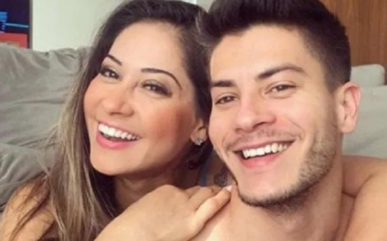 Arthur Aguiar cuida de Maya Cardi com Covid-19 e tranquiliza: "Está bem"