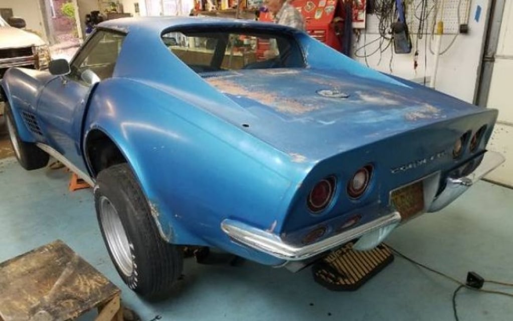 Corvette que ficou abandonado por 43 anos está à venda