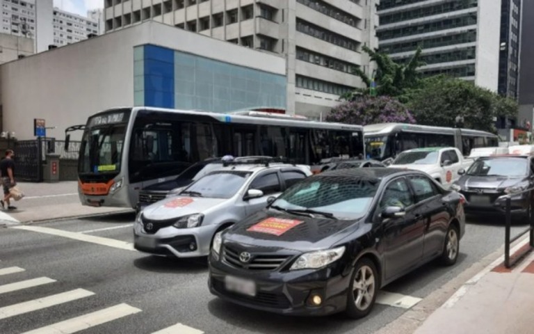 Manifestantes fazem 'buzinaço' em SP contra aumento de impostos na saúde