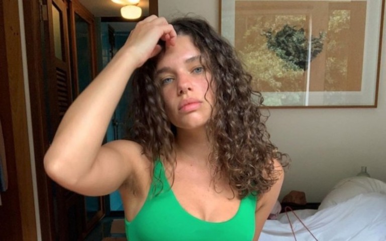 'Por que é feio só em mulheres?', diz Bruna Linzmeyer sobre as axilas peludas