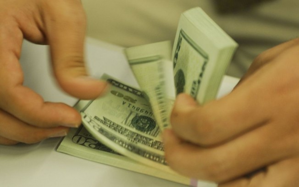 Dólar fecha a R$ 5,50, maior valor em dois meses; Bolsa recua