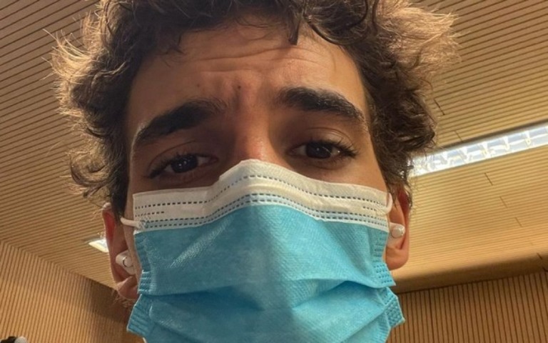 Ator de "La Casa de Papel" chora após ser diagnosticado com Covid-19