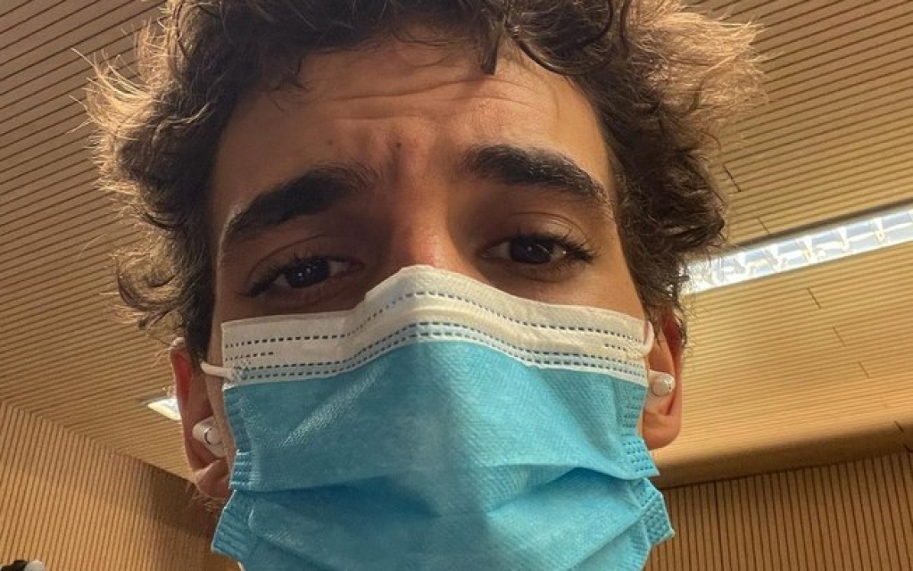 Ator de "La Casa de Papel" chora após ser diagnosticado com Covid-19 Ator de "La Casa de Papel" chora após ser diagnosticado com Covid-19