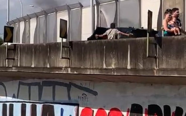 Polícia investiga assalto em importante via do RJ; veja vídeo