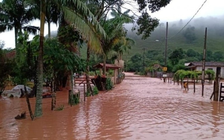Durante tempestade, mulher é arrastada pela correnteza e picada por uma cobra