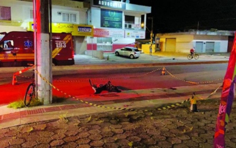 Criança morre atropelada por ônibus em SC após cair da bicicleta do pai