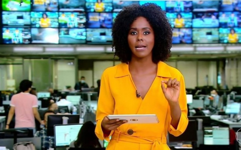 Maju Coutinho apresenta 'Jornal Hoje' enquanto cena de pegação é exibida