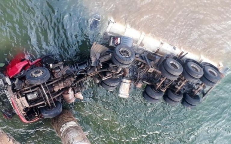 Motorista morre após caminhão cair de ponte de 53 metros que liga SP e PR