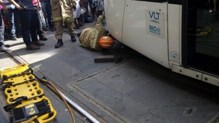 Pedestre cai sobre a linha do VLT e acaba parando debaixo do trem no Rio