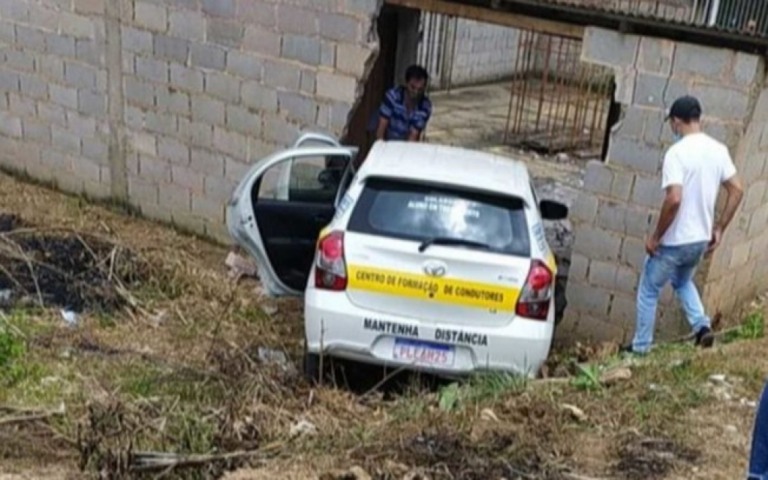 Aluna é reprovada na autoescola após derrubar muro em prova de direção