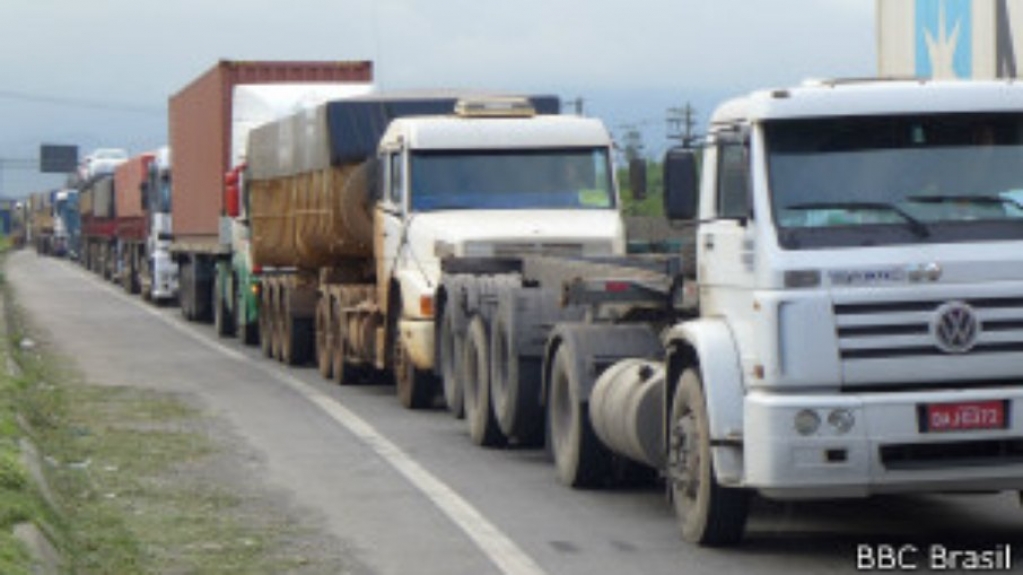 Governo não abrirá mão de multa pesada se caminhoneiro em greve fechar estrada Governo não abrirá mão de multa pesada se caminhoneiro em greve fechar estrada