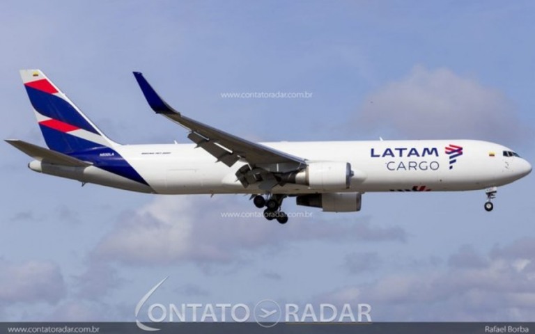 LATAM transporta cilindros de oxigênio para Manaus