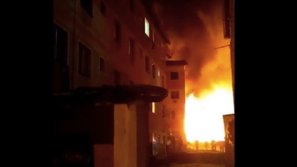 Bombeiros combatem incêndio em Santa Cruz, no Rio de Janeiro; veja imagens Bombeiros combatem incêndio em Santa Cruz, no Rio de Janeiro; veja imagens