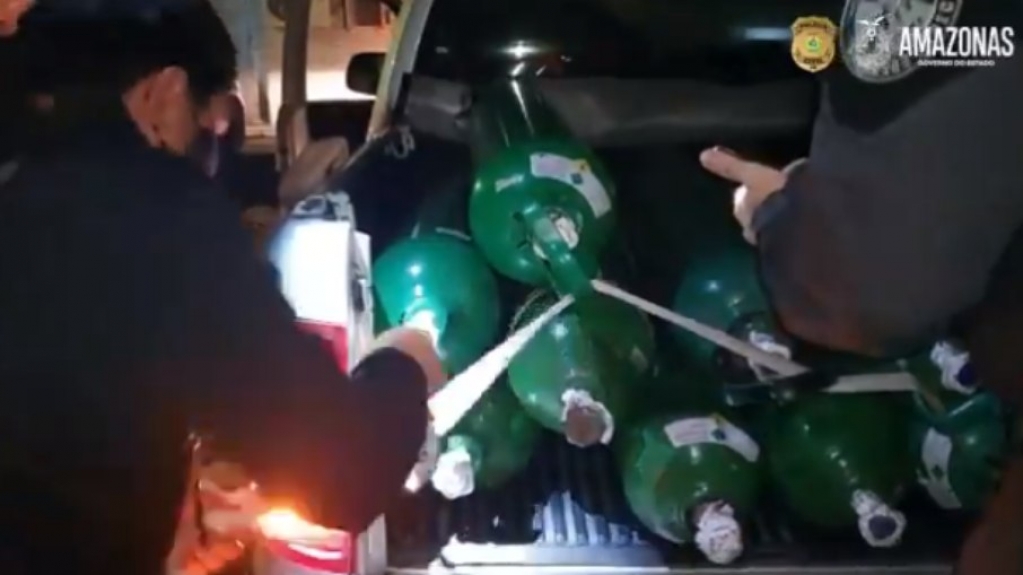 Vídeo: PM apreende 33 cilindros de oxigênio escondidos em caminhão em Manaus