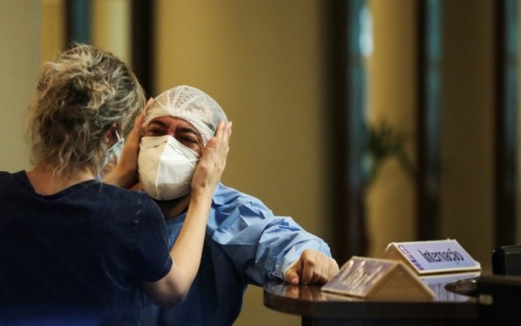 Sem oxigênio, pacientes dependem de ventilação manual para sobreviver em Manaus