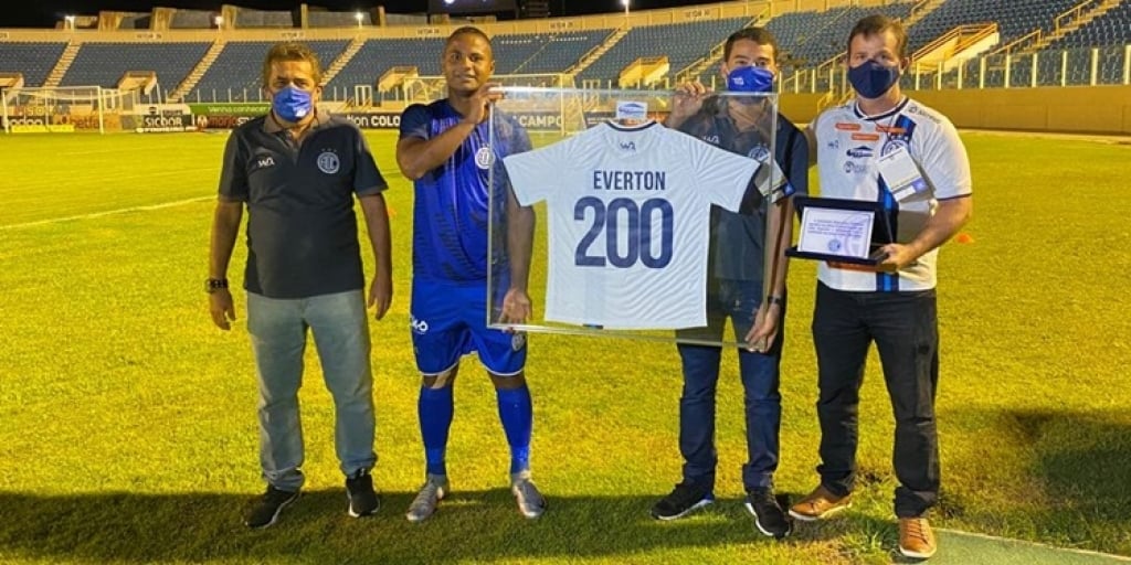 Everton recebe homenagem por 200 jogos pelo Confiança