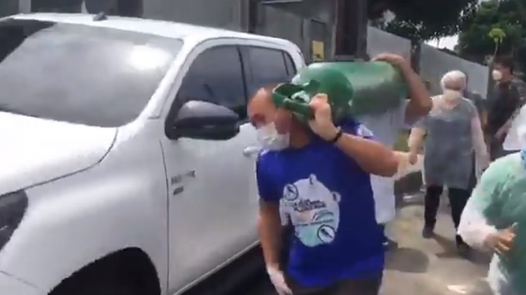 Em vídeo emocionante, moradores de Manaus chegam com cilindros de oxigênio