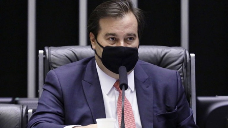 Maia diz que discutir impeachment de Bolsonaro será "inevitável no futuro"