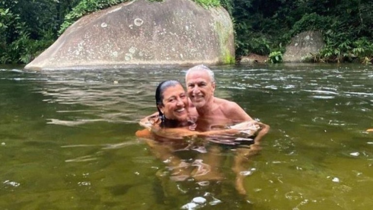 Caetano Veloso fura isolamento para curtir cachoeira com Regina Casé