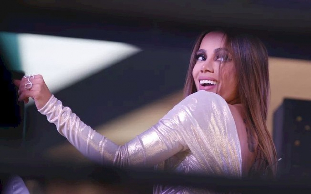 Anitta comemora vacina contra o Covid no Brasil e promete "festival em casa"