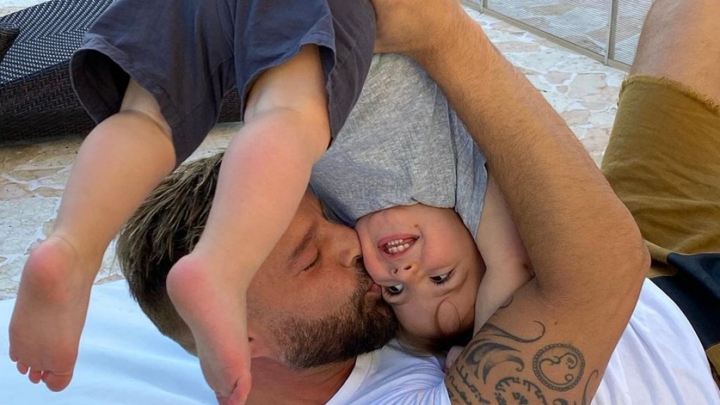 Ricky Martin posa com o filho caçula e se declara: "Faça o que quiser comigo" Ricky Martin posa com o filho caçula e se declara: "Faça o que quiser comigo"