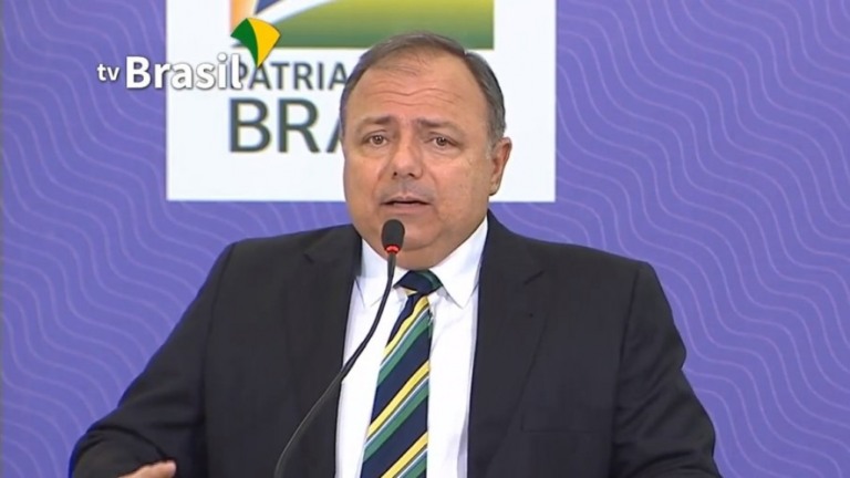 Ministério da Saúde muda horário de voos e atrasa vacinação em alguns estados