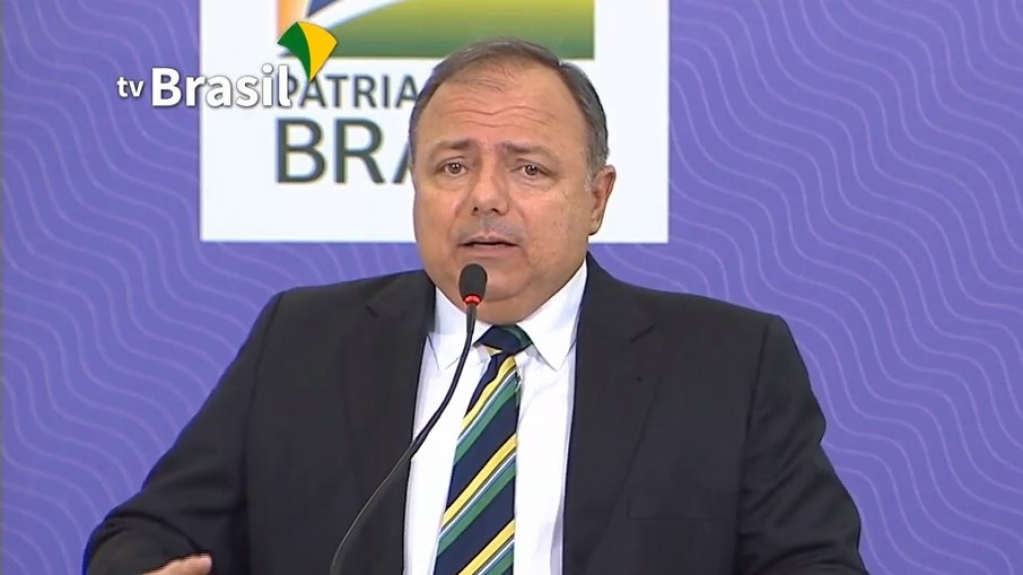 Ministério da Saúde muda horário de voos e atrasa vacinação em alguns estados