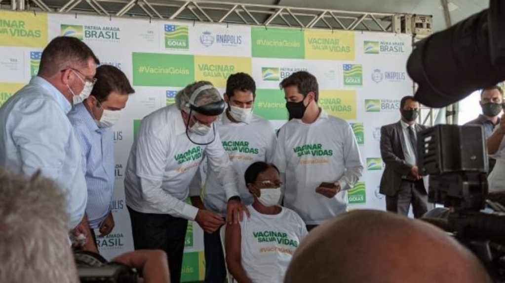 Governador de Goiás aplica primeira dose da vacina contra a Covid-19 no estado Governador de Goiás aplica primeira dose da vacina contra a Covid-19 no estado