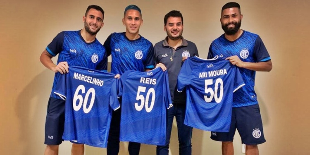 Três jogadores do Confiança recebem homenagens da diretoria do clube