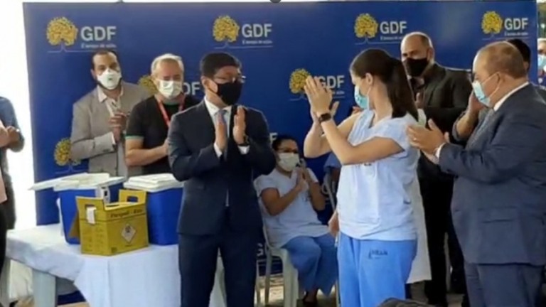 "Isso vai passar e a gente vai voltar a viver", declara 1ª vacinada no DF