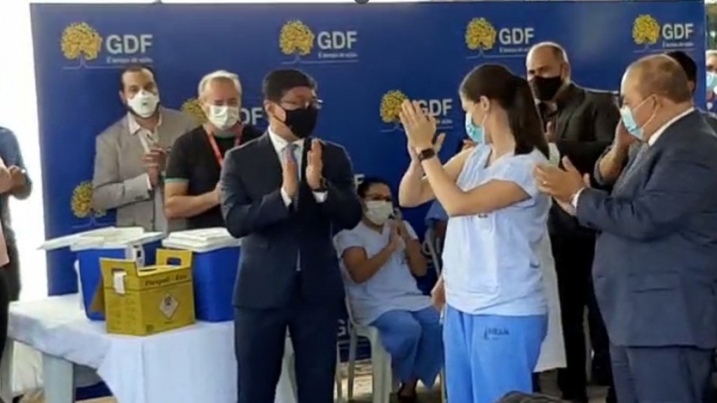 "Isso vai passar e a gente vai voltar a viver", declara 1ª vacinada no DF "Isso vai passar e a gente vai voltar a viver", declara 1ª vacinada no DF