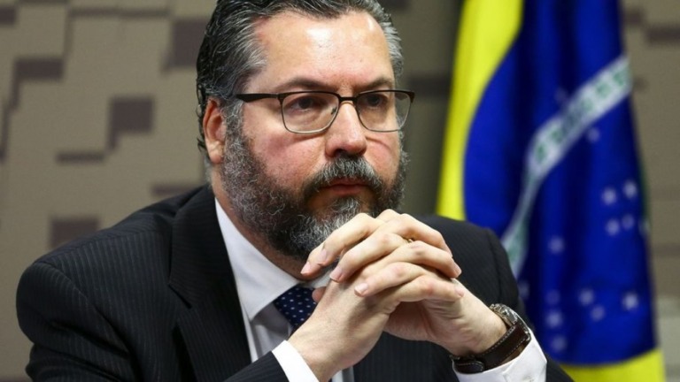 Auxiliares de Bolsonaro culpam Ernesto Araújo por clima ruim com China e Índia