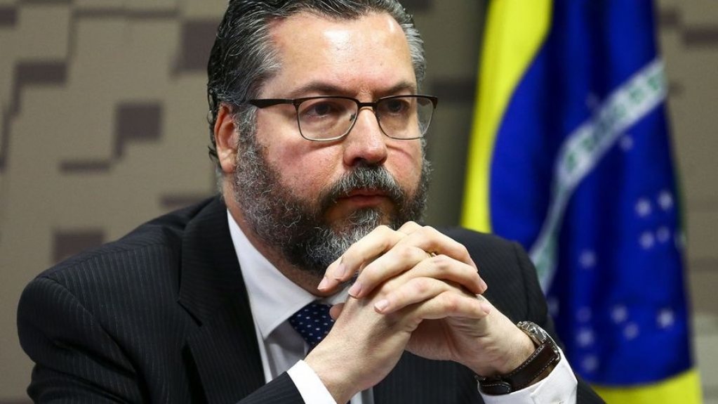 Auxiliares de Bolsonaro culpam Ernesto Araújo por clima ruim com China e Índia Auxiliares de Bolsonaro culpam Ernesto Araújo por clima ruim com China e Índia