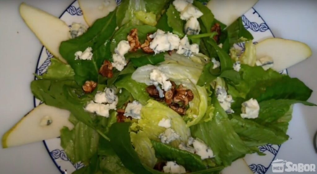 Aprenda a fazer Salada verde com frutas e queijo