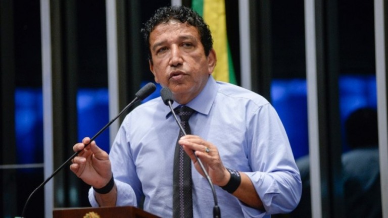 Após post com fotos íntimas, Magno Malta diz que celular foi clonado e raqueado