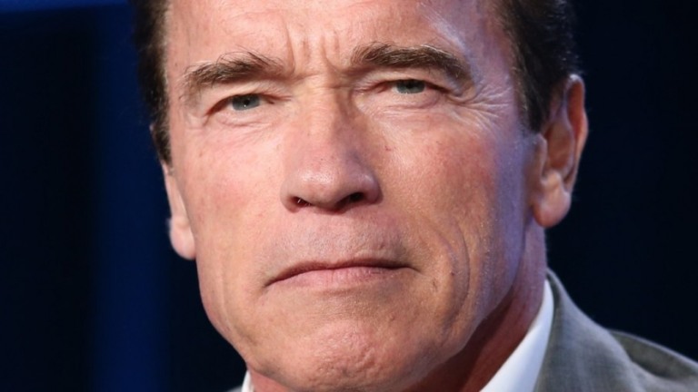 Arnold Schwarzenegger se vacina contra a Covid-19; veja vídeo