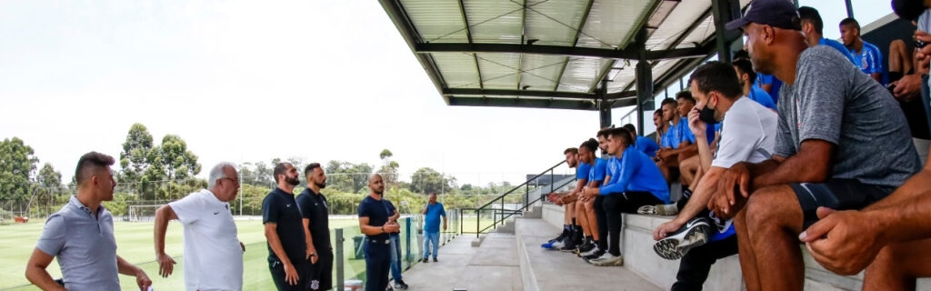 Danilo é apresentado ao elenco do Aspirantes