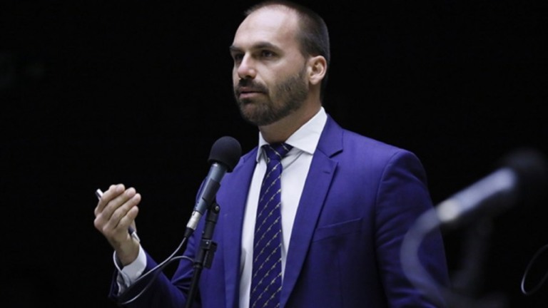 Justiça condena Eduardo Bolsonaro a pagar R$30 mil de indenização a jornalista
