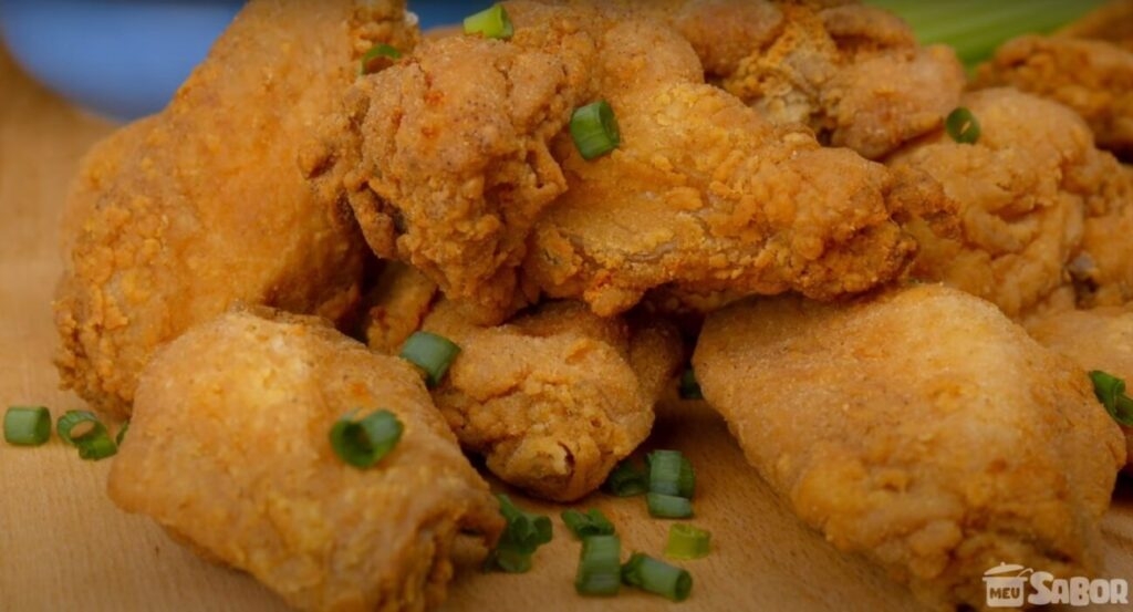 Dia de juntar os amigos e fazer aquela noite de futebol, aprenda a fazer Frango frito bem crocante para servir