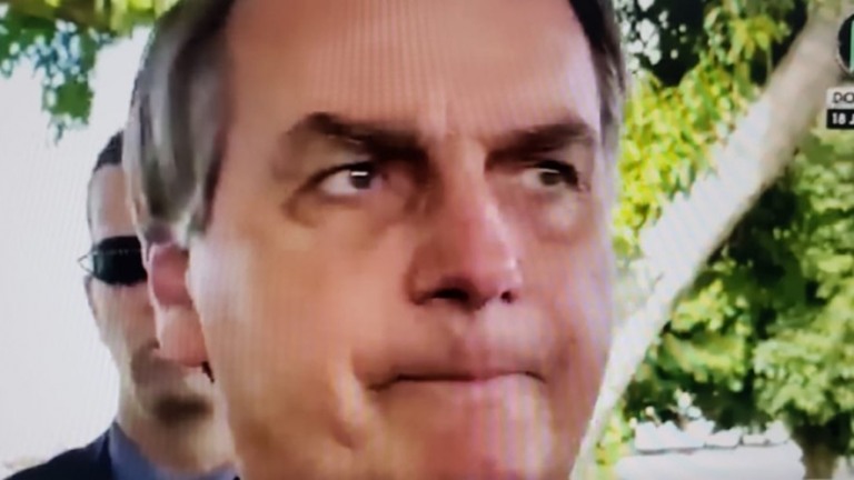 Bolsonaro ataca imprensa: "O que interessa saber da minha caderneta de vacina?"